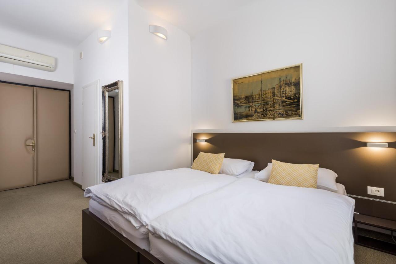 Old Market Apartments & Rooms Rijeka Exterior photo