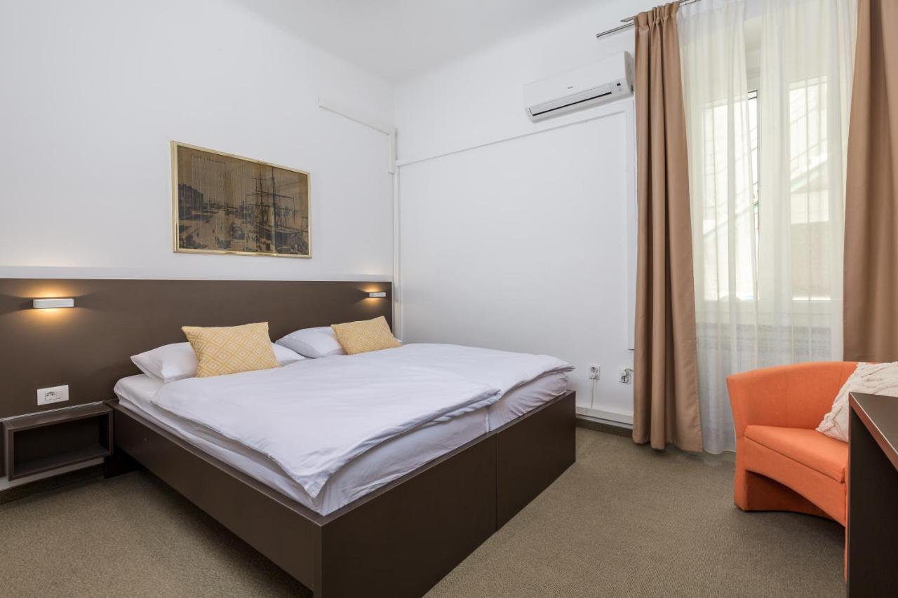 Old Market Apartments & Rooms Rijeka Exterior photo